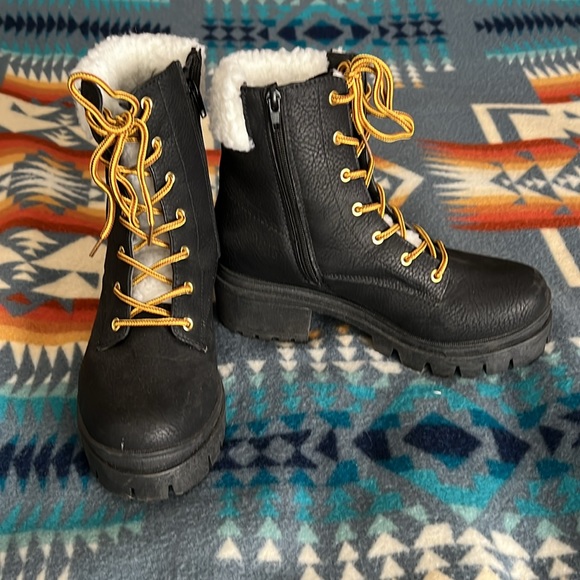 Juicy Couture black boots with fur trim - Picture 2 of 4